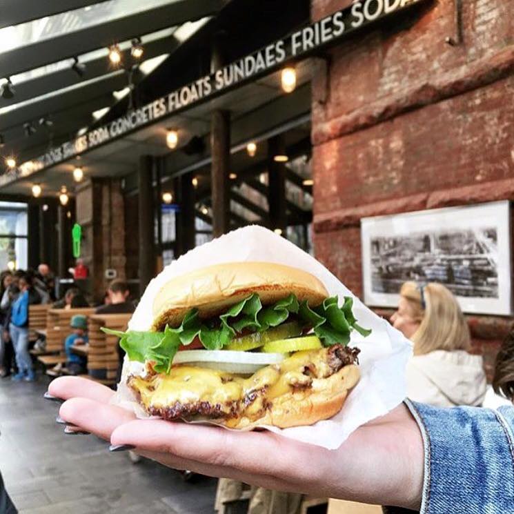 【11/13】アメリカ大人気ハンバーガー店「SHAKE SHACK」日本１号店が神宮外苑イチョウ並木にオープン！