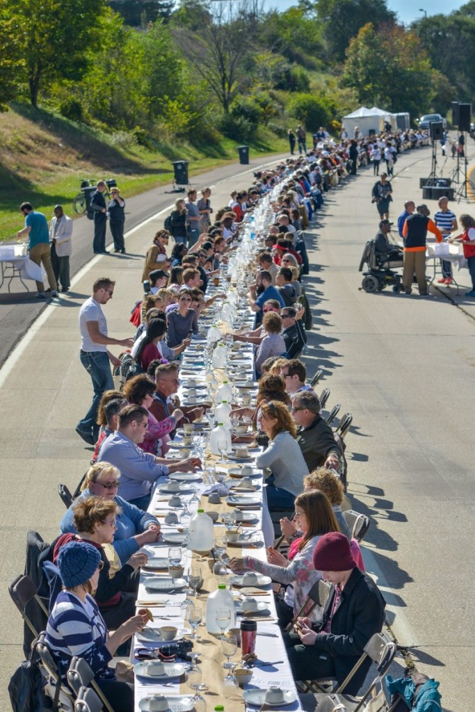 高速道路で500人で500フィートのテーブルでランチ！？アメリカ・オハイオ州の廃止される高速道路の新しい可能性を探る社会実験！