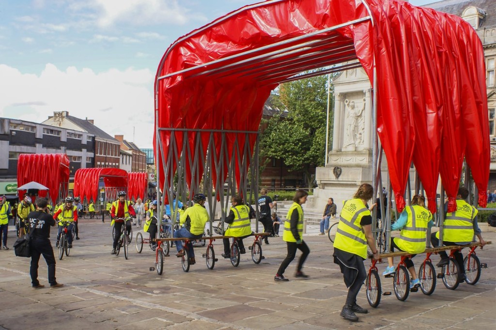自転車付きの仮設幕はアーケードや新しいスペースをつくりだす！イングランド・プレストンにあるサイクリングキャノピー