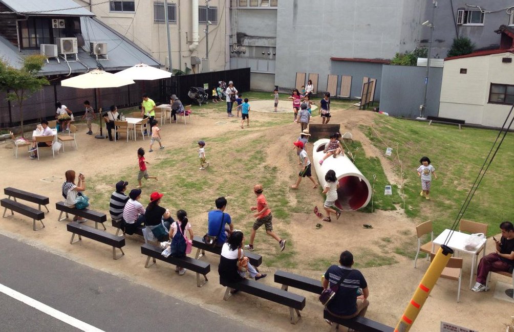 まちなかに憩いの空間を！松山「みんなのひろば」約1年半の社会実験から見えてきたもの