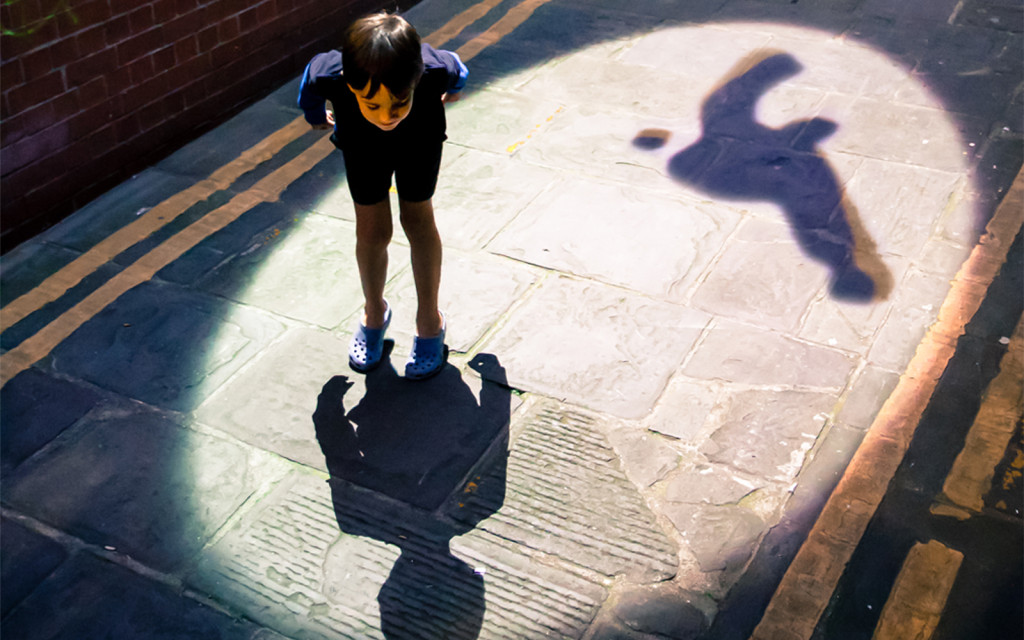 【2/26-3/21】テクノロジーが公共空間を変える！英国Playable City最優秀賞作品「Shadowing」が虎ノ門で体験できる！