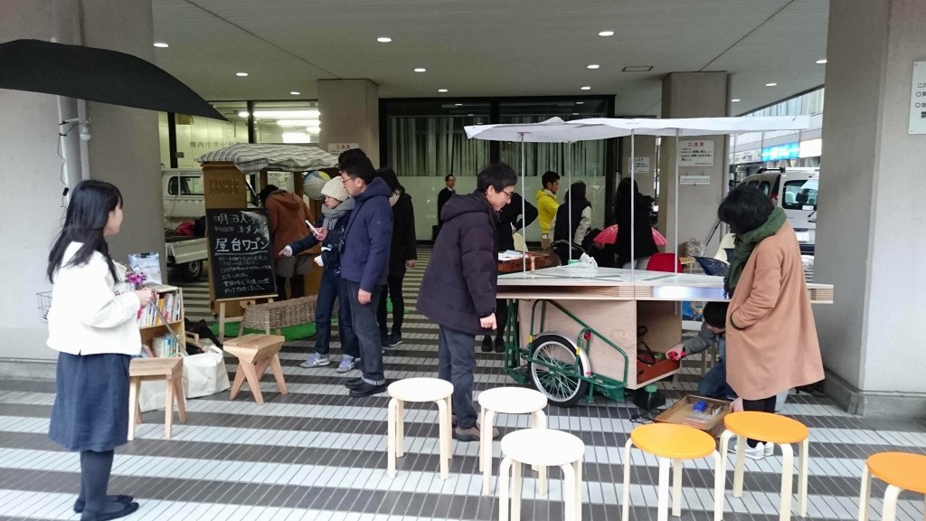 ソトの場で、だれもが“よりみち”できる学び場づくりをめざして！横浜・関内地区に現れたモバイルファーニチャーたち