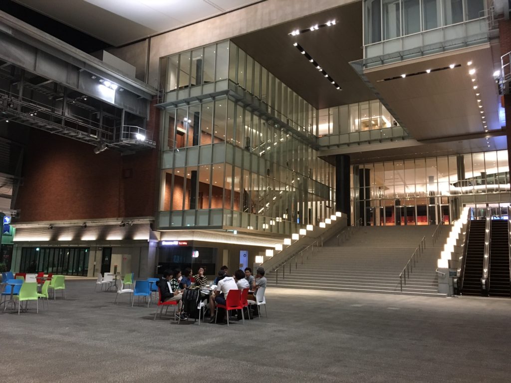 「す」座ってみる。【連載：あいうえお　広場ニスト入門】