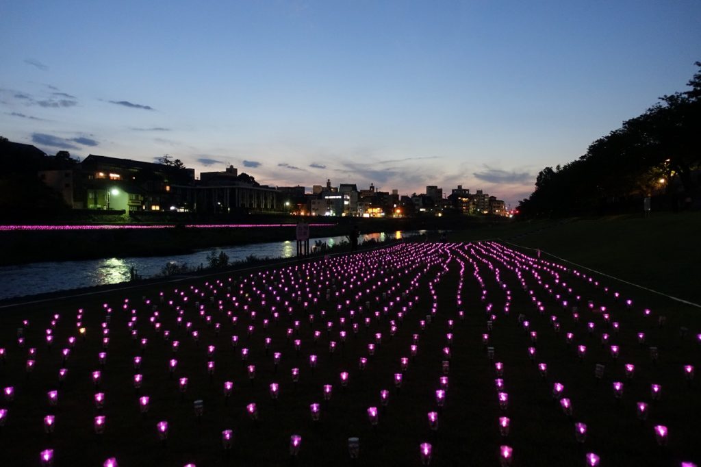 水辺で2万灯を実現できた理由とは？スタッフが振り返る3年間の歩み～「サイガワあかりテラス」レポート（前編）～