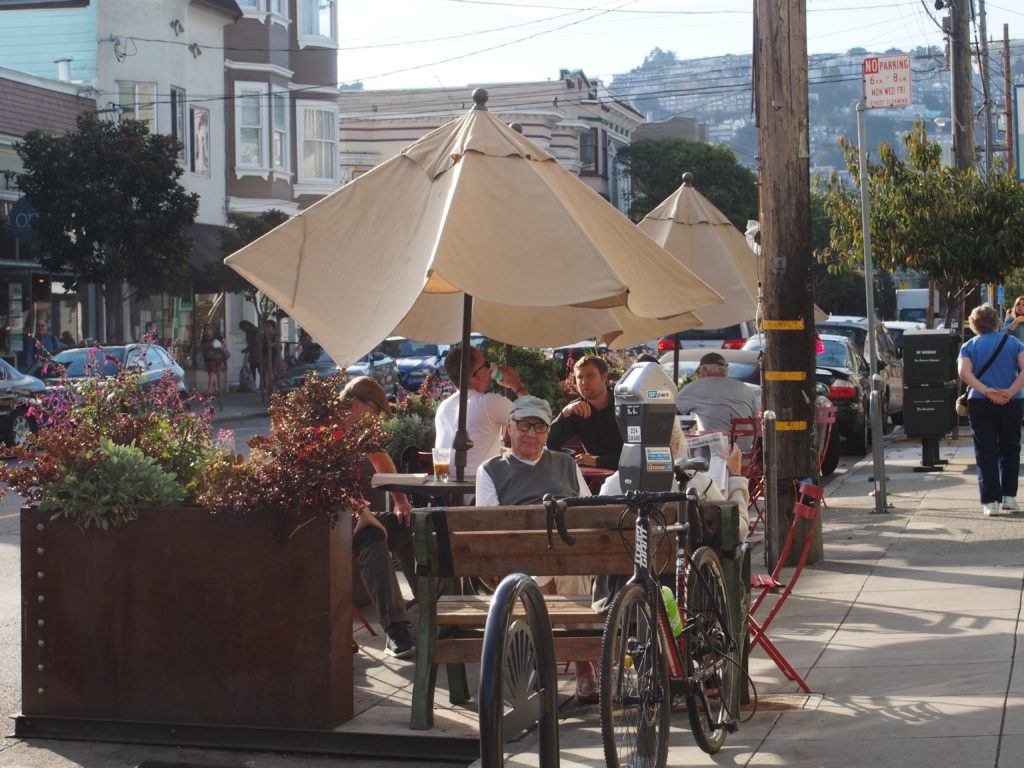 車道上を転用し人のための空間をつくり出す！パークレットとは何か？