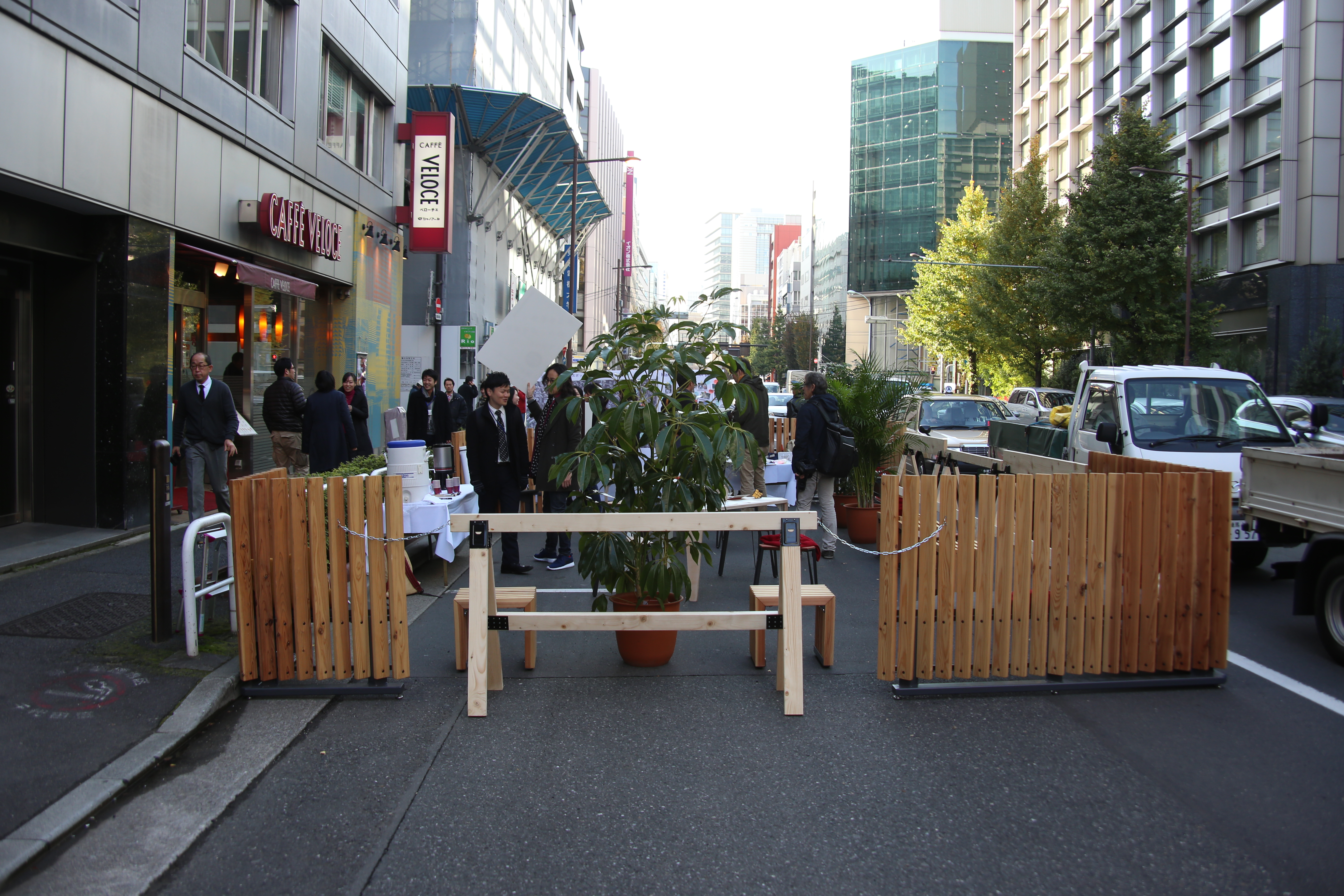道路への挑戦！車道空間にいかにアクティビティをもたらすか？「神田警察通り賑わい社会実験2016」レポート