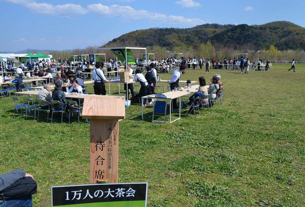 京都府が仕掛けるお茶の祭典、2万人参加のソト茶会に見た「身近な茶会」を支えるツール