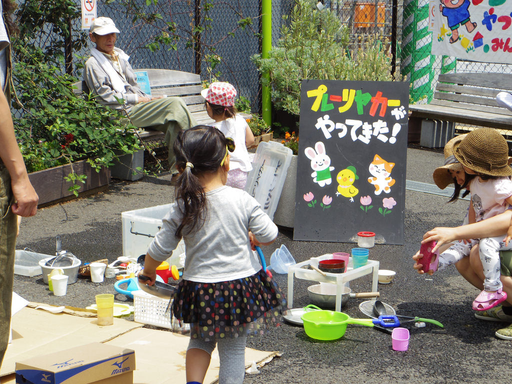 手づくり遊具で都市の隙間に遊び場を！ 移動式「プレーリヤカー」が変えるソトの風景