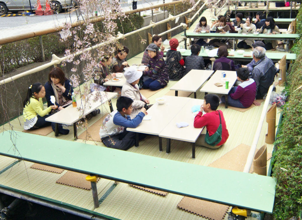 都市河川を活用した市民の居場所作り「かまがわ川床桜祭り」（ソトノバ・アワード2017一次WEB投票記事）