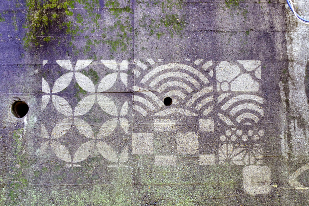 コンクリ護岸に文様！ 新宿区中井に現れた和柄が伝える「染色の街」の今昔