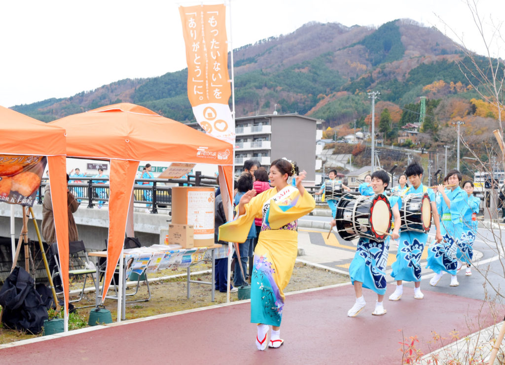 公共空間と商業街区の間を伝統芸能が練り歩き！ 復興途上の大船渡、再整備後初の道路占用