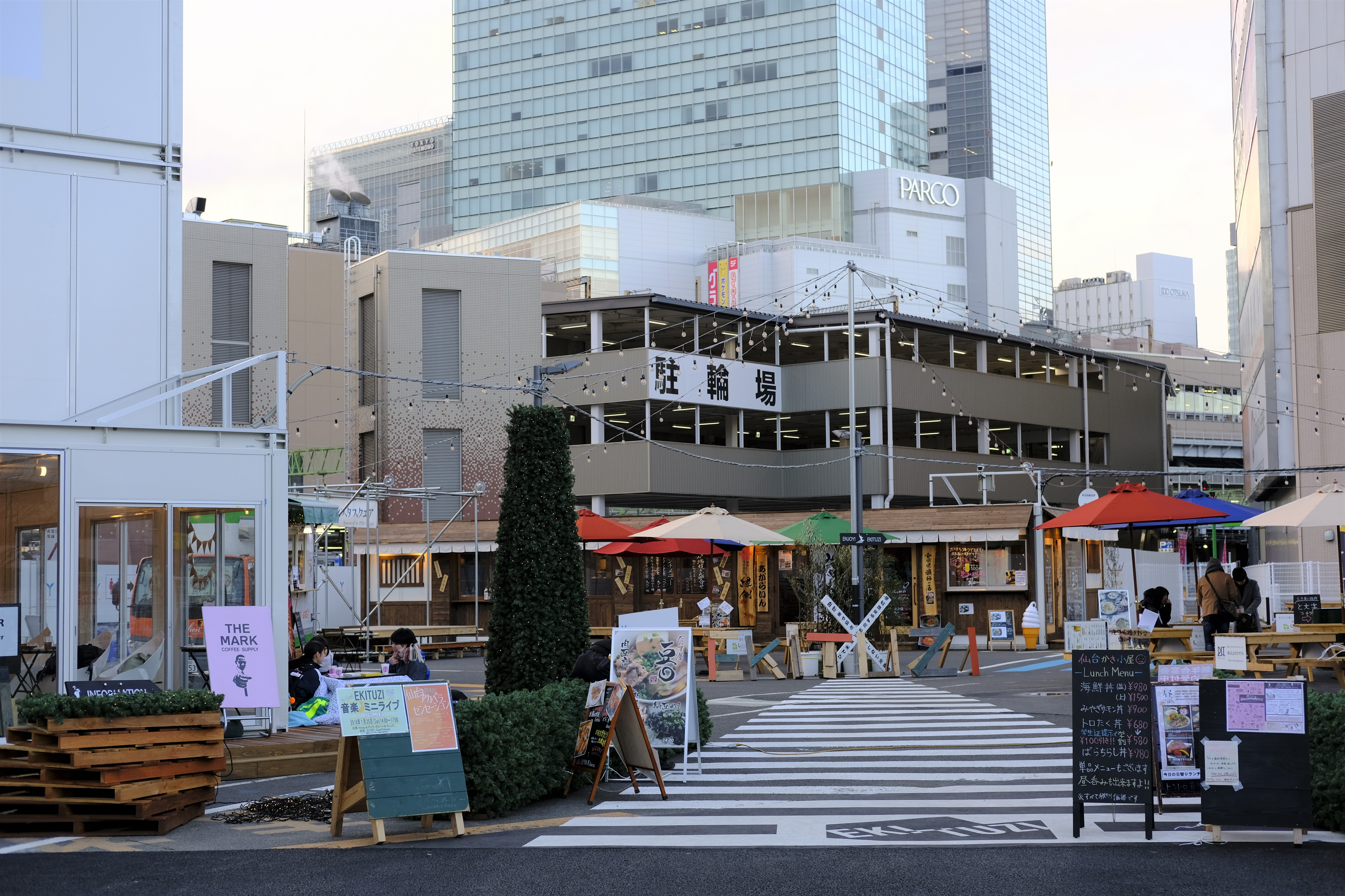 仙台駅前に生まれた懐の深い自由な広場「EKITUZI」