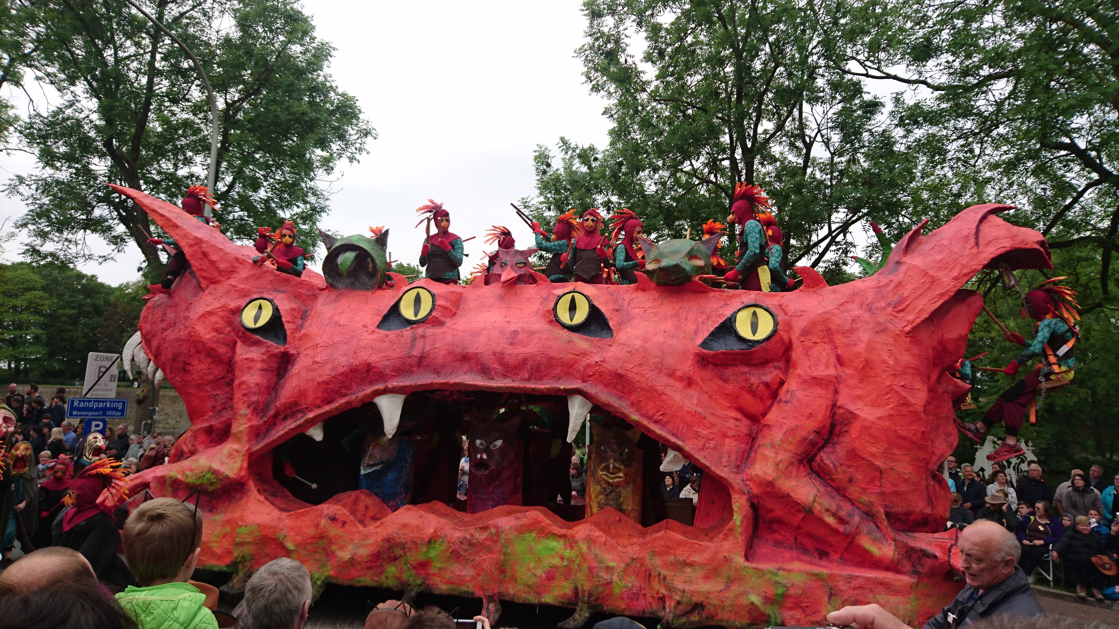 地元と世界の観客が一緒につくるベルギー・イーペルの奇祭「猫祭り」