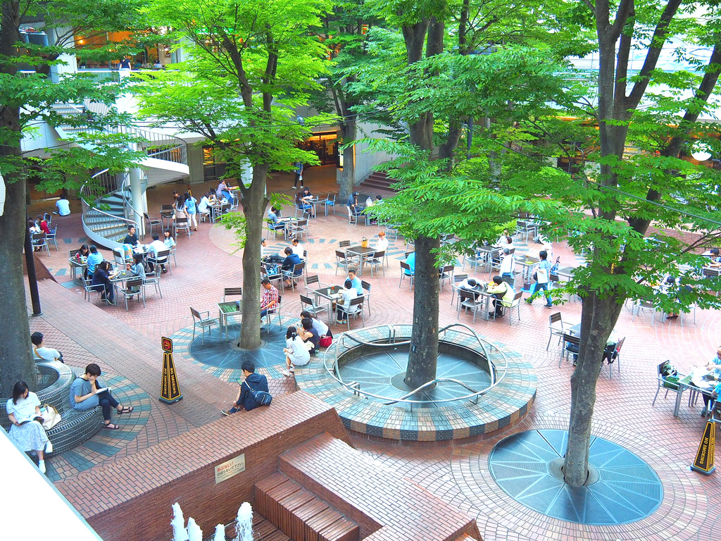 高低差が魅力の源!? 西新宿高層ビル足元の公開空地「55HIROBA」