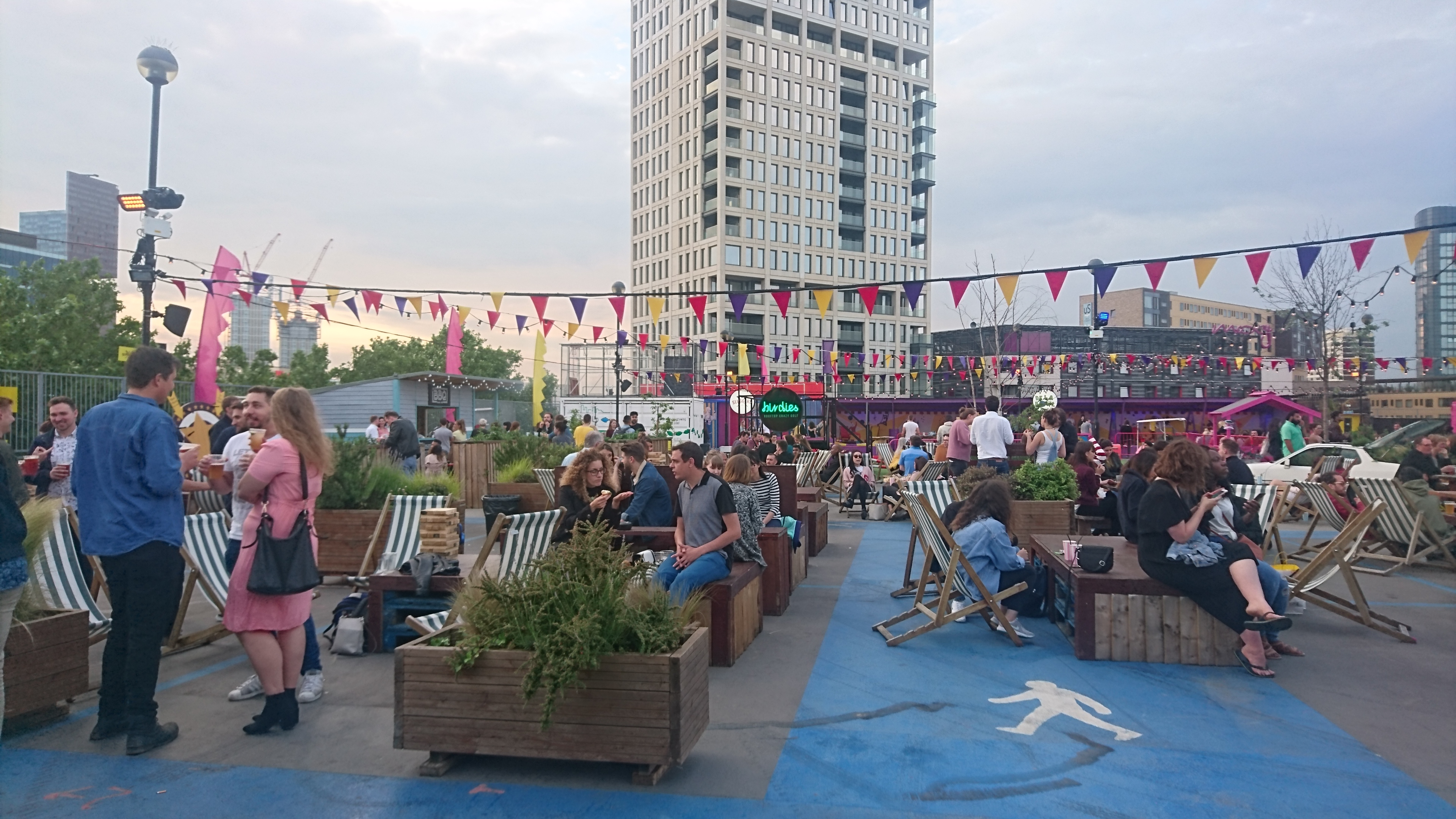 これがイギリス流！アウトドアシネマとルーフトップバーで夜のソトを満喫しよう