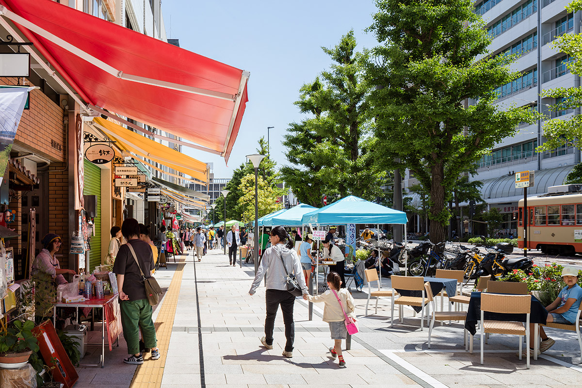 車より人を主役に！ 地域のコモンスペースとして再生した道路「松山・花園町通り」