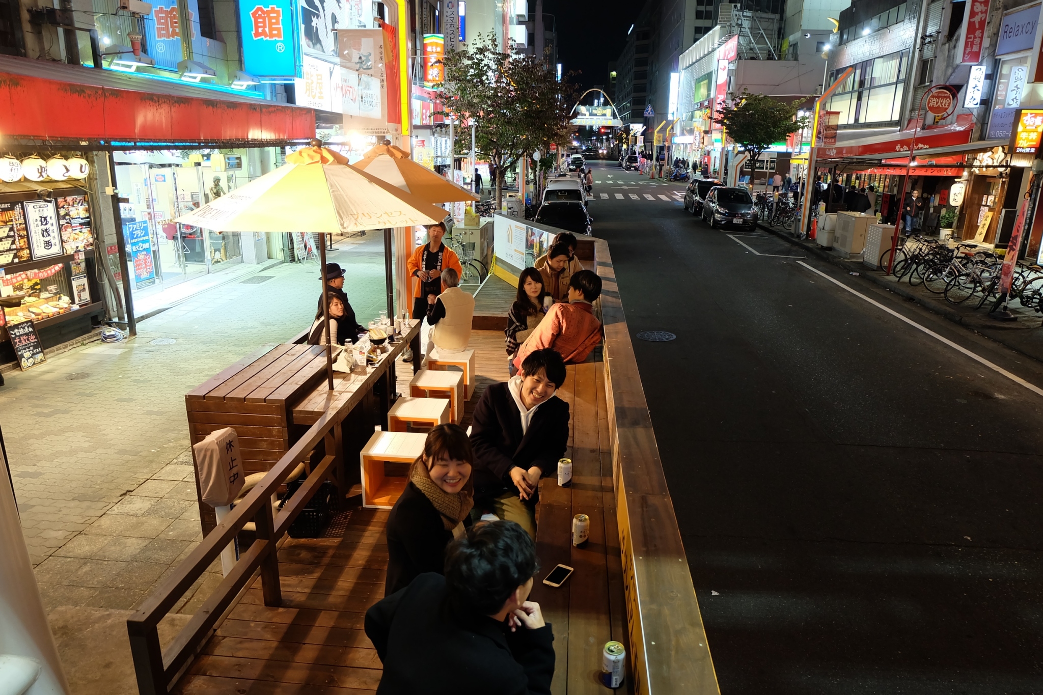 路上駐車場で休憩、エリアマネジメントの財源にも！ 栄ミナミ「パークレット」社会実験