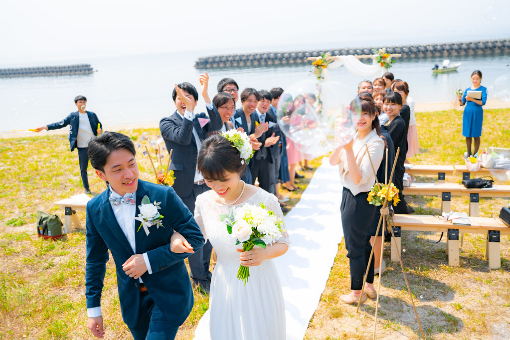 日常の浜辺をハレの舞台に！松山発ソトノバ夫婦「アウトドアウェディング」のススメ