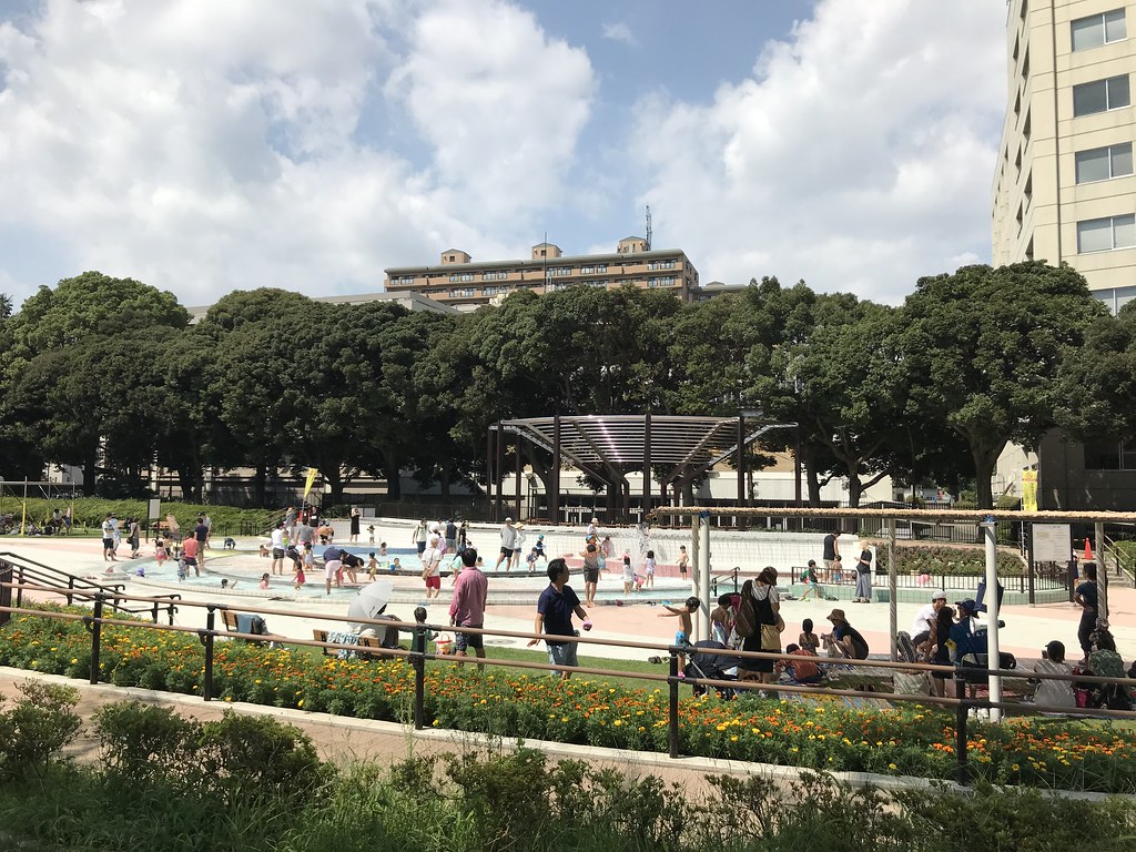子どもの水遊び場が老若男女のオアシスに！駒沢オリンピック公園「ジャブジャブ池」