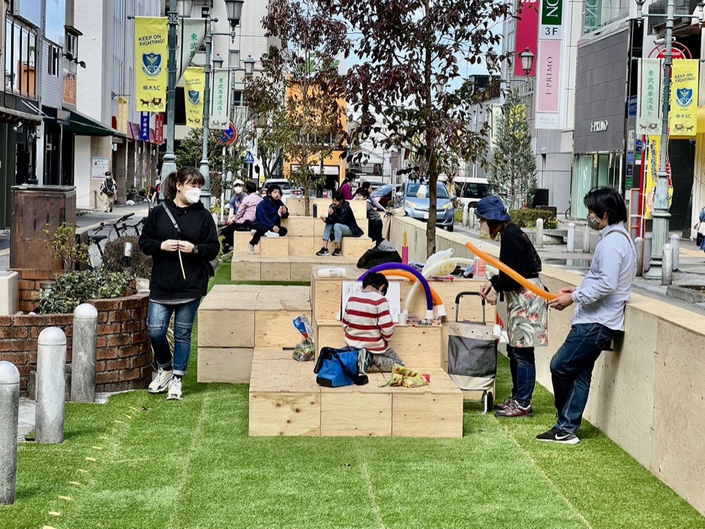 宇都宮の中心市街地が自分の居場所になる道路空間活用社会実験「馬車道ヤード」